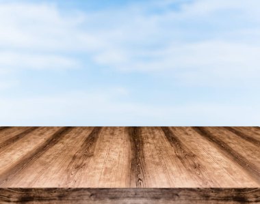 Ahşap boş masa kurulu önünde arka plan bulanık. -Ebilmek var olmak 