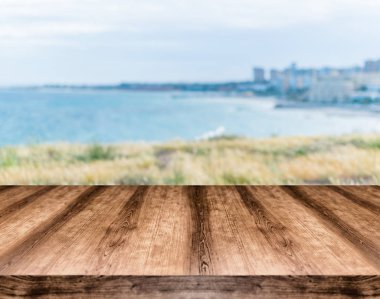 Ahşap boş masa kurulu önünde arka plan bulanık. -Ebilmek var olmak 