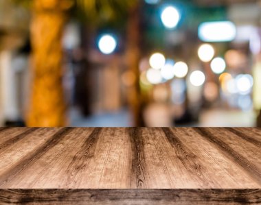 Ahşap boş masa kurulu önünde arka plan bulanık. -Ebilmek var olmak 