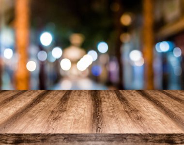 Ahşap boş masa kurulu önünde arka plan bulanık. -Ebilmek var olmak 