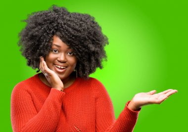 Bir şey boş elinde tutan güzel Afrikalı kadın