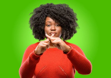 Hayır, güvenlik, savunma veya kısıtlama, belki iterek ifade güzel Afrikalı kadın kötü tutum dur işareti el ile yapma ile rahatsız