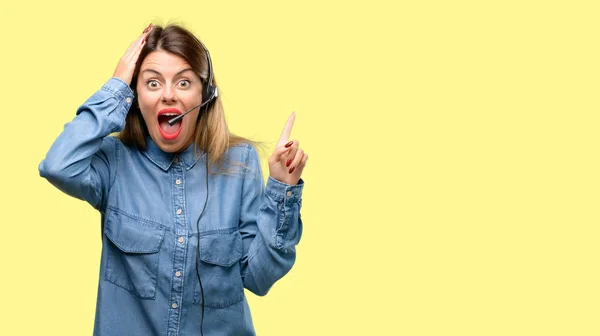 Consultor Call Center Mujer Auriculares Apuntando Lado Con Dedo —  Fotos de Stock