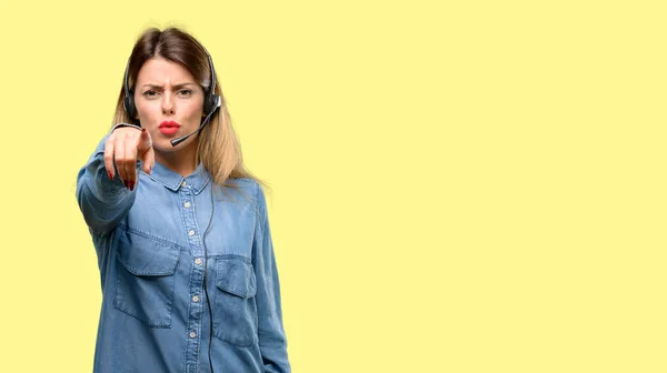 Consultora Call Center Mujer Auriculares Apuntando Frente Con Dedo — Foto de Stock