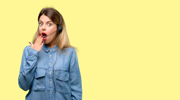 Σύμβουλος Του Call Center Γυναίκα Ακουστικά Καλύπτει Στόμα Κατάσταση Σοκ — Φωτογραφία Αρχείου
