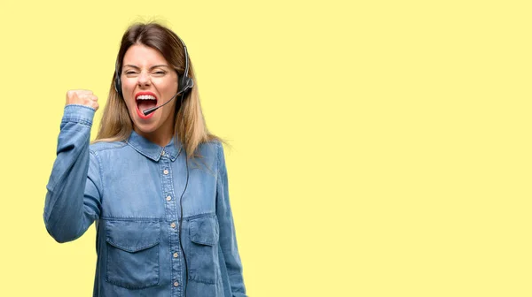 Konzultant Call Centrum Ženy Sluchátkách Podrážděný Vzteklý Vyjadřuje Negativní Emoce — Stock fotografie