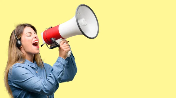 Konzultant Call Centrum Ženy Sluchátkách Komunikuje Křičí Hlasitě Drží Megafon — Stock fotografie