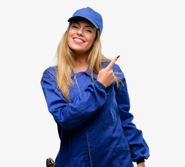 Jonge Loodgieter Woman Wijzend Weg Zijde Met Vinger — Stockfoto