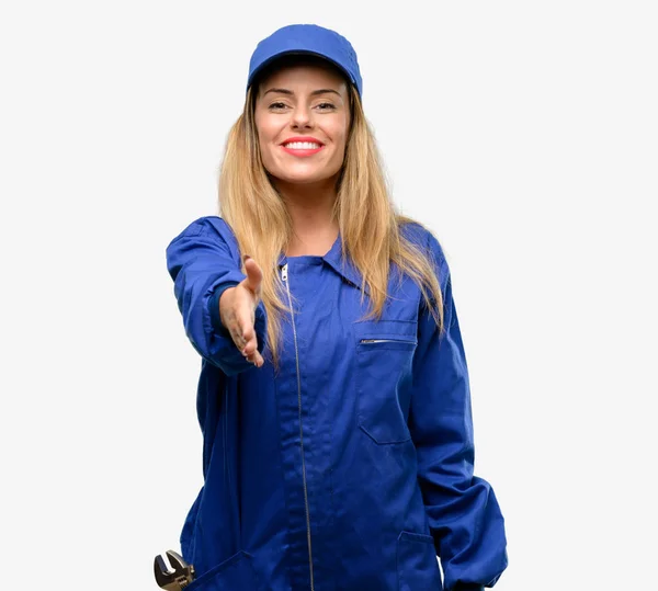 Jonge Loodgieter Vrouw Houdt Handen Verwelkomen Handdruk Pose Uiting Van — Stockfoto