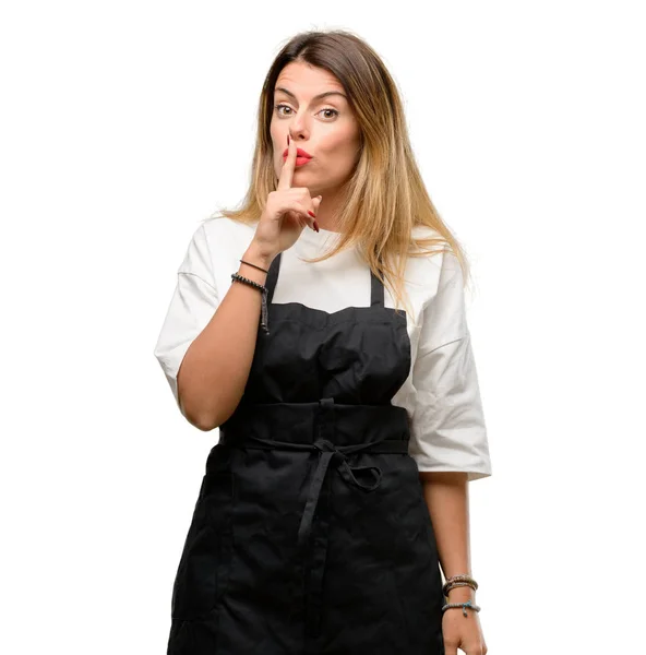 店老板女人戴着带食指的围裙 要求安静 沉默和秘密概念 — 图库照片