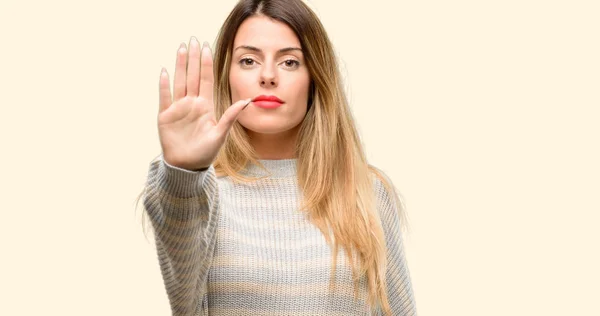 Młoda Kobieta Piękne Poirytowany Złe Nastawienie Dokonywanie Znak Stop Ręki — Zdjęcie stockowe