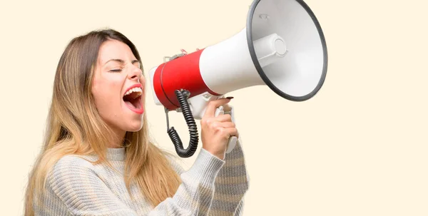 Mulher Bonita Jovem Comunica Gritando Alto Segurando Megafone Expressando Sucesso — Fotografia de Stock