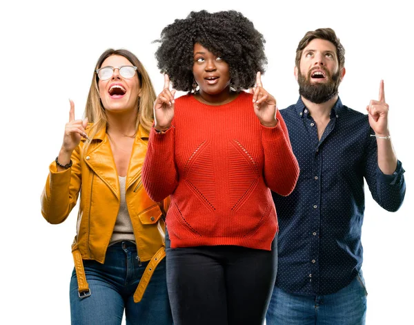 Grupa Trzech Młodych Mężczyzn Kobiet Szczęśliwy Zaskoczony Doping Wyrażając Gest — Zdjęcie stockowe