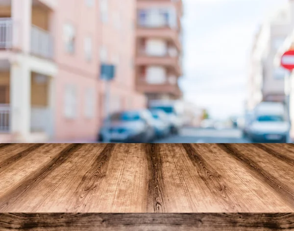 Tom träbord styrelsen framför suddig bakgrund. Kan vara — Stockfoto