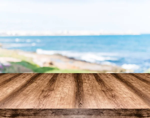 Tom träbord styrelsen framför suddig bakgrund. Kan vara — Stockfoto