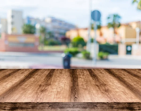 Tom träbord styrelsen framför suddig bakgrund. Kan vara — Stockfoto