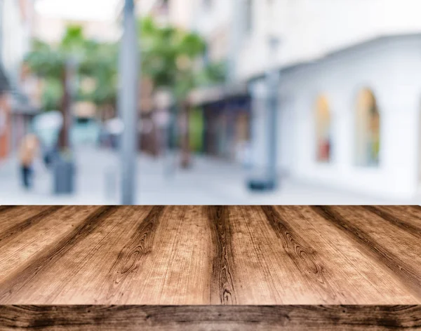 Tom träbord styrelsen framför suddig bakgrund. Kan vara — Stockfoto