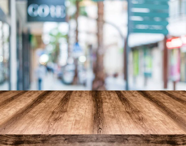 Dřevěný prázdnou tabulku prkno před rozostřeného pozadí. Může být — Stock fotografie