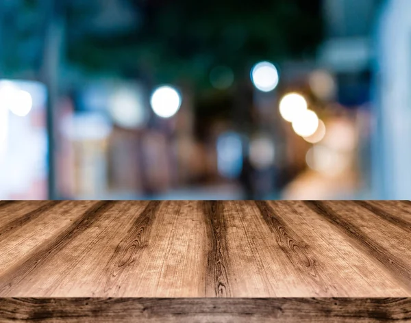 Tom träbord styrelsen framför suddig bakgrund. Kan vara — Stockfoto