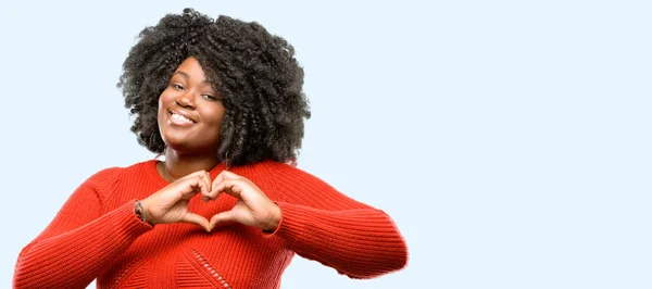 Mulher Africana Bonita Feliz Mostrando Amor Com Mãos Forma Coração — Fotografia de Stock