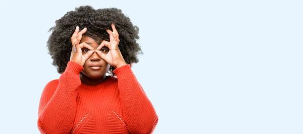 Beautiful African Woman Looking Camera Her Fingers Gesture Imitating Binoculars — Stock Photo, Image