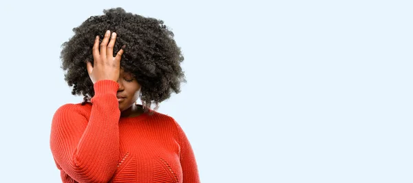 Красивая Африканская Женщина Стресс Держать Руку Голове Усталый Разочарованный Синий — стоковое фото