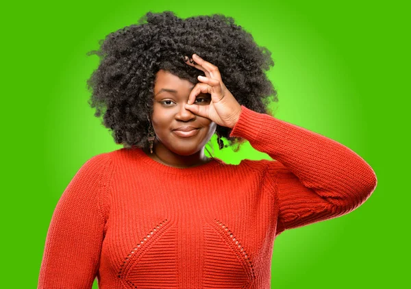 Schöne Afrikanische Frau Die Geste Durch Ihre Finger Die Kamera — Stockfoto