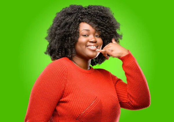 Красивая Африканская Женщина Счастлива Взволнована Показывая Позвонить Жест Форме Руки — стоковое фото