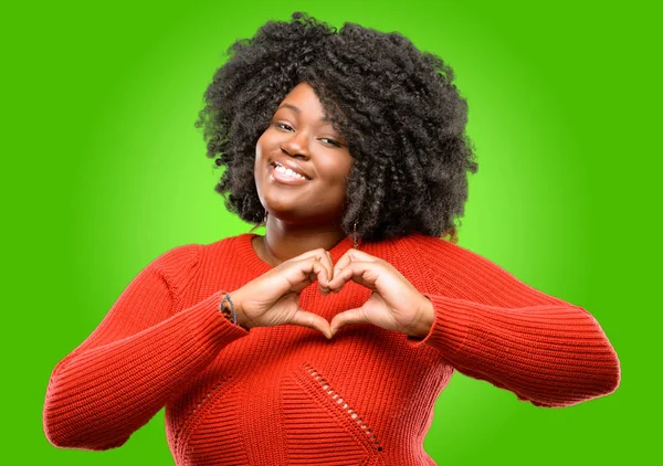 Mooie Afrikaanse Vrouw Gelukkig Tonen Liefde Met Handen Hart Vorm — Stockfoto