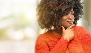 Güzel Afrikalı kadın şüphe ifade, şaşırtmak ve kavramı, belirsiz gelecek, açık merak ediyorum