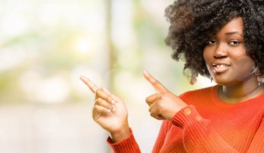 Güzel Afrikalı kadın parmakları, açık olan uzak yan işaret