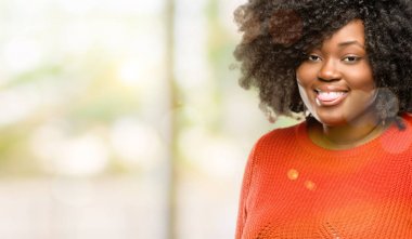 Dil kamera işareti itaatsizlik, protesto ve saygısızlık, açık dışarı yapışmasını güzel Afrikalı kadın