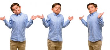 Yeşil gözlü yakışıklı yürümeye başlayan çocuk ifade şüphe, şaşırtmak ve kavramı, belirsiz gelecek merak ediyorum