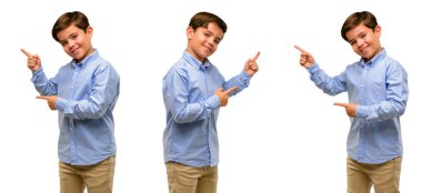 Uzak yan parmak ile işaret eden yeşil gözlü yakışıklı yürümeye başlayan çocuk