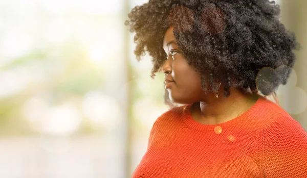 Beautiful African Woman Side View Portrait Outdoor — Stock Photo, Image