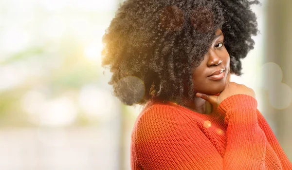 Hermosa Mujer Africana Pensando Pensativo Con Cara Inteligente Aire Libre —  Fotos de Stock