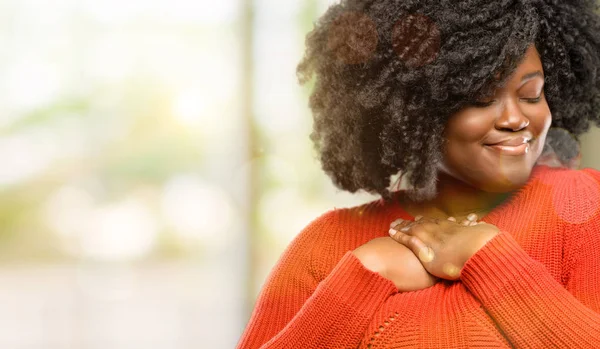 Mulher Africana Bonita Com Mãos Coração Expressando Amor Conceito Saúde — Fotografia de Stock