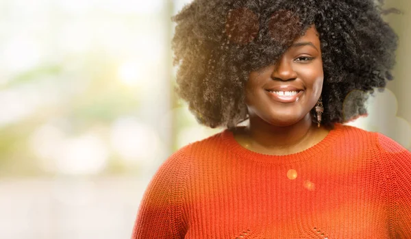 Mulher Africana Bonita Confiante Feliz Com Grande Sorriso Natural Rindo — Fotografia de Stock