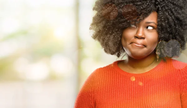 Mujer Africana Hermosa Duda Expresión Confusión Concepto Maravilla Futuro Incierto —  Fotos de Stock