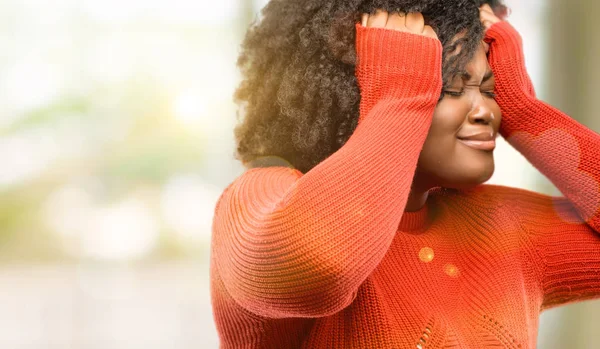 Belle Femme Africaine Terrifiée Nerveuse Exprimant Anxiété Geste Panique Submergée — Photo