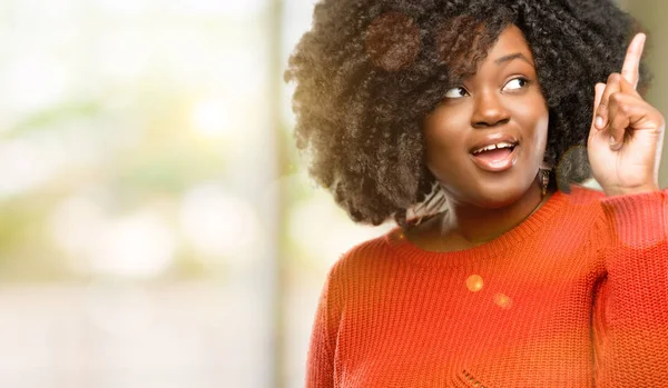 Hermosa Mujer Africana Feliz Sorprendida Animando Expresando Wow Gesto Apuntando —  Fotos de Stock