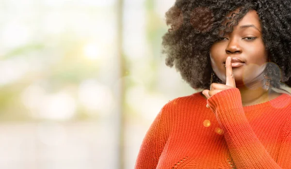 Mulher Africana Bonita Com Dedo Indicador Lábios Peça Para Ficar — Fotografia de Stock