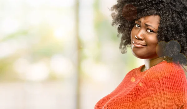 Mulher Africana Bonita Dúvida Expressão Confundir Maravilha Conceito Futuro Incerto — Fotografia de Stock