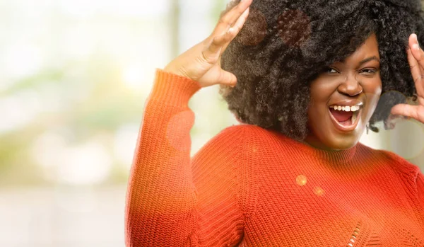 Hermosa Mujer Africana Feliz Sorprendida Animando Expresando Wow Gesto Aire —  Fotos de Stock