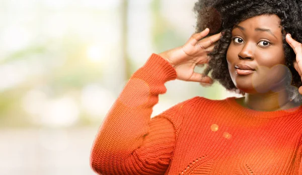 Mooie Afrikaanse Vrouw Blij Verrast Juichen Waarin Wow Gebaar Buiten — Stockfoto