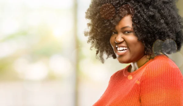 Mulher Africana Bonita Com Raiva Carrancas Estressantes Rosto Insatisfação Irritado — Fotografia de Stock