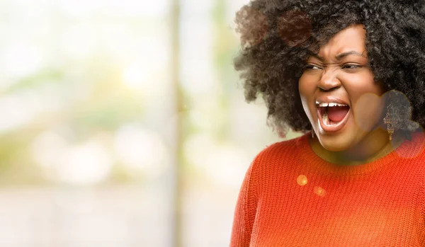 Hermosa Mujer Africana Estresante Aterrorizada Pánico Gritando Exasperada Frustrada Gesto —  Fotos de Stock