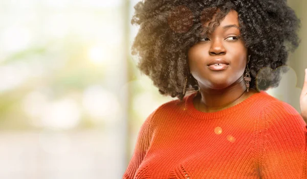 Hermosa Mujer Africana Levantando Dedo Número Uno Aire Libre —  Fotos de Stock