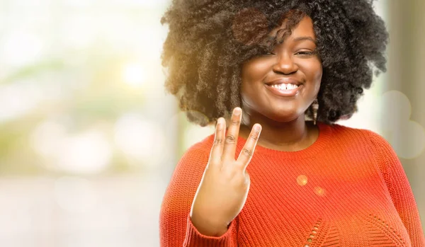 Hermosa Mujer Africana Levantando Dedo Número Tres Aire Libre —  Fotos de Stock