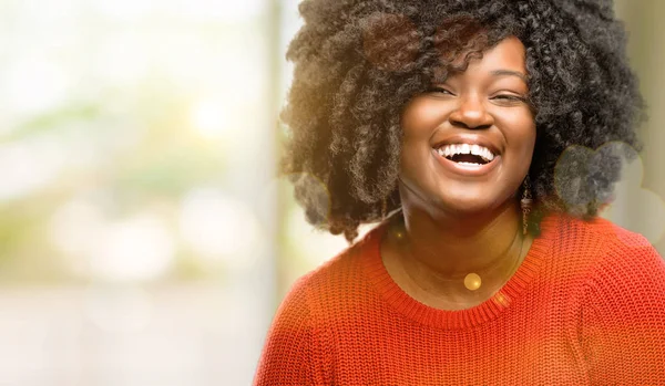 Hermosa Mujer Africana Segura Feliz Con Una Gran Sonrisa Natural —  Fotos de Stock